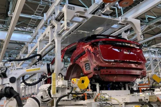 Hệ thống lắp đặt hệ thống truyền động của Nissan Motor với cấu trúc pallet hai lớp. Ảnh: Reuters.