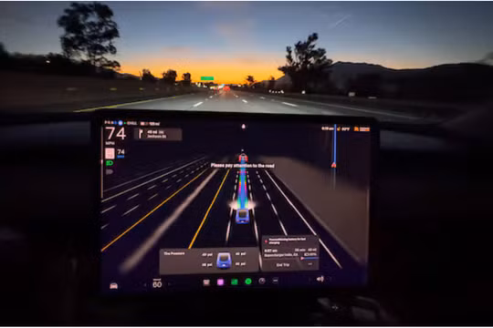 Một chiếc Tesla Model 3 sử dụng chế độ lái tự động FSD (Ảnh: Reuters)