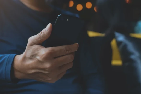 Deepfake đã trở thành công nghệ mới nhất được các mạng lưới lừa đảo trực tuyến áp dụng (Ảnh: CNN)