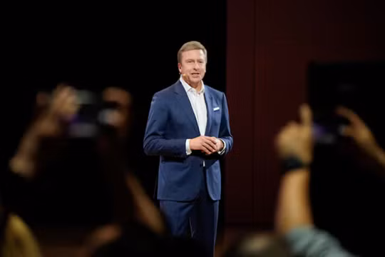 Chủ tịch Hội đồng quản trị của BMW AG Oliver Zipse tham dự một sự kiện tại triển lãm ô tô Thượng Hải (Ảnh: Reuters)