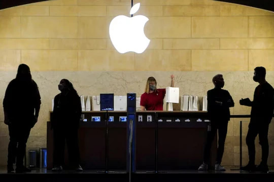 Nhân viên Apple làm việc tại một Cửa hàng Apple ở Nhà ga Grand Central tại quận Manhattan của Thành phố New York (Ảnh: Reuters)