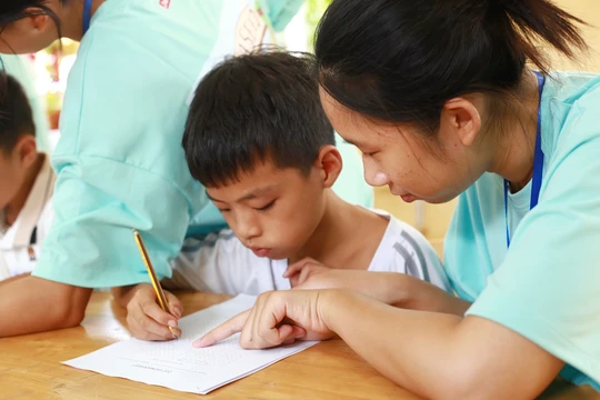 Các giảng viên nhiệt tình chỉ dẫn cho các em trong suốt buổi học 