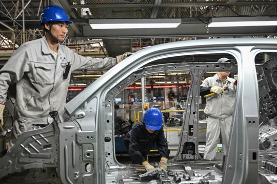 Nhân viên làm việc trên dây chuyền sản xuất xe điện tại nhà máy Leapmotor ở Kim Hoa, tỉnh Chiết Giang, miền đông Trung Quốc. Ảnh: SCMP.