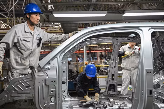 Nhân viên làm việc trên dây chuyền sản xuất xe điện tại nhà máy Leapmotor ở Kim Hoa, tỉnh Chiết Giang, miền đông Trung Quốc. Ảnh: SCMP.