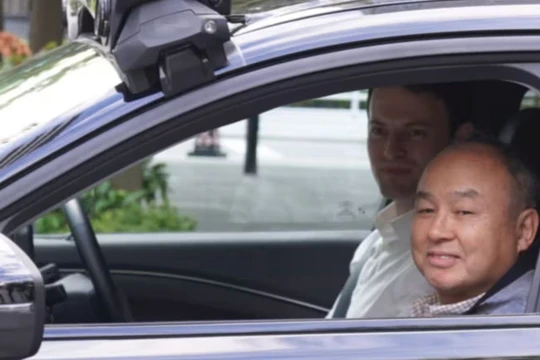 Chủ tịch kiêm Tổng giám đốc điều hành Tập đoàn SoftBank Masayoshi Son ngồi cạnh Tổng giám đốc điều hành Wayve Alex Kendall trên chiếc xe tự lái ở Tokyo. Ảnh: Nikkei Asia.