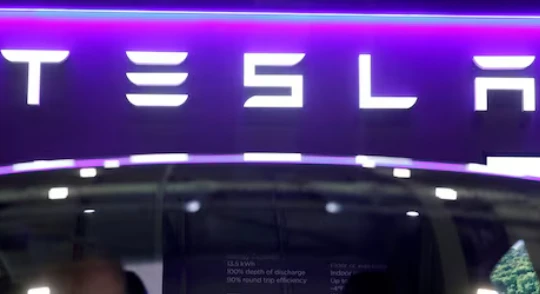 Logo của Tesla được trưng bày tại triển lãm Everything Electric tại trung tâm triển lãm và hội nghị quốc tế ExCeL London (Ảnh: Reuters)