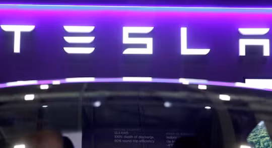 Logo của Tesla được trưng bày tại triển lãm Everything Electric tại trung tâm triển lãm và hội nghị quốc tế ExCeL London (Ảnh: Reuters)