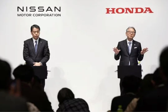 Makoto Uchida, chủ tịch kiêm giám đốc điều hành của Nissan Motor, và Toshihiro Mibe, chủ tịch kiêm giám đốc điều hành của Honda. Ảnh: Reuters.