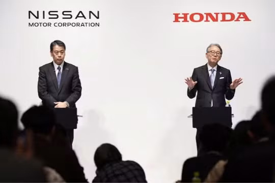 Makoto Uchida, chủ tịch kiêm giám đốc điều hành của Nissan Motor, và Toshihiro Mibe, chủ tịch kiêm giám đốc điều hành của Honda. Ảnh: Reuters.