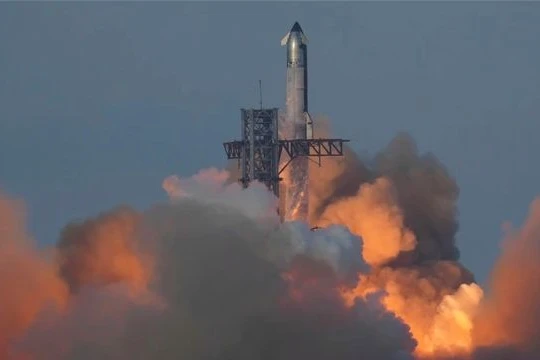 Phi thuyền Starship gắn với tên lửa đẩy Super Heavy được phóng lên từ bãi phóng của SpaceX ở bang Texas (Mỹ) ngày 26/8.