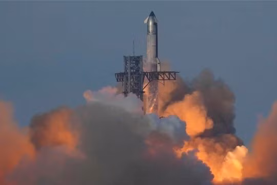 Phi thuyền Starship gắn với tên lửa đẩy Super Heavy được phóng lên từ bãi phóng của SpaceX ở bang Texas (Mỹ) ngày 26/8.