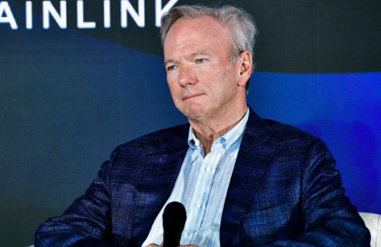 Cựu giám đốc điều hành Google Eric Schmidt cảnh báo rằng AI hẹn hò có thể làm tăng sự cô đơn và hành vi ám ảnh ở những người trẻ tuổi. Ảnh: Business Insider.