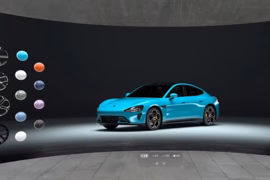 Người mua xe Xiaomi hiện có thể xem các tùy chọn màu sắc và khám phá nội thất thông qua ứng dụng Taobao của Alibaba (Ảnh: SCMP)