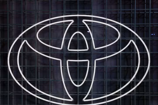 Logo của Toyota được nhìn thấy tại Triển lãm ô tô Tokyo. Ảnh: Reuters.