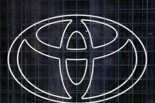 Logo của Toyota được nhìn thấy tại Triển lãm ô tô Tokyo. Ảnh: Reuters.