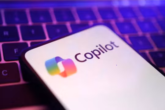 Người dùng Microsoft 365 có thể sử dụng tính năng AI Copilot với mức giá 3 USD mỗi tháng. Ảnh: Reuters.