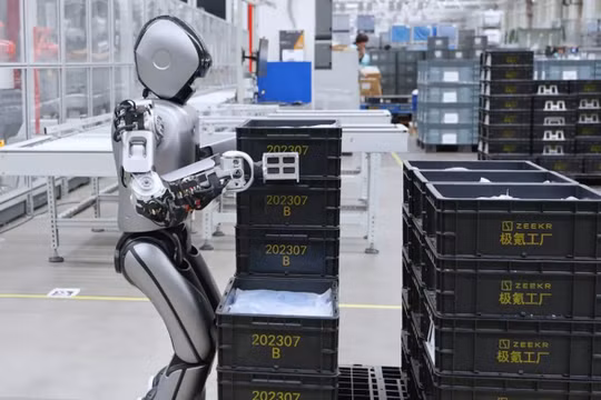 Mẫu Robot do UBTech phát triển đang vận chuyển đồ trong nhà máy thông minh của Zeekr tại Ninh Ba, tỉnh Chiết Giang, Trung Quốc. ẢNh: SCMP.