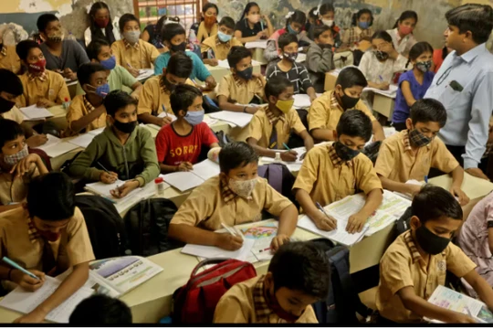 Học sinh tại một trường học ở Mumbai. Ảnh: Nikkei Asia.