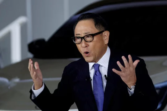 Chủ tịch Tập đoàn ô tô Toyota Akio Toyoda phát biểu tại buổi họp báo về chiến lược của công ty về xe điện chạy bằng pin tại Tokyo, Nhật Bản (Ảnh: Reuters)
