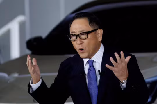 Chủ tịch Tập đoàn ô tô Toyota Akio Toyoda phát biểu tại buổi họp báo về chiến lược của công ty về xe điện chạy bằng pin tại Tokyo, Nhật Bản (Ảnh: Reuters)