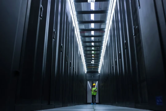 Một nhân viên kiểm tra thiết bị tại trung tâm dữ liệu China Mobile ở tỉnh Quý Châu, tây nam Trung Quốc (Ảnh: SCMP)