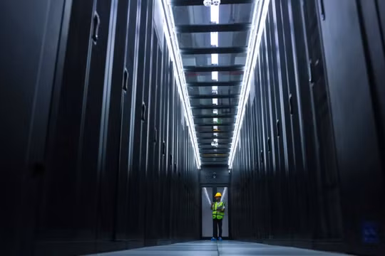 Một nhân viên kiểm tra thiết bị tại trung tâm dữ liệu China Mobile ở tỉnh Quý Châu, tây nam Trung Quốc (Ảnh: SCMP)