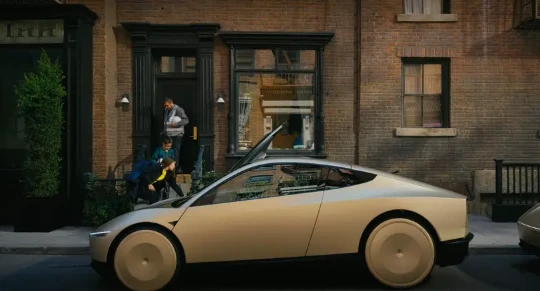 Xe taxi robot của Tesla được trưng bày tại sự kiện ra mắt ở Los Angeles, California (Ảnh: Reuters)