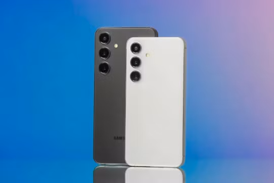 Samsung Galaxy S24 (phải) và S24 Plus (Ảnh: Cnet)