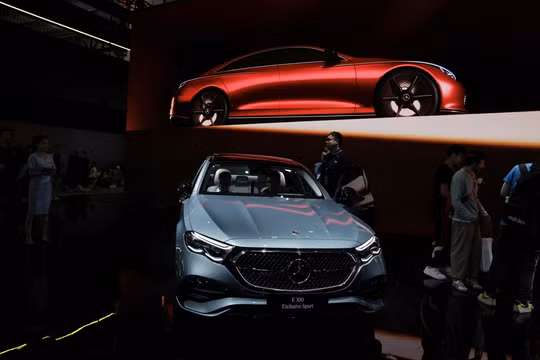 Một chiếc Mercedes Benz E300 được trưng bày tại Triển lãm ô tô quốc tế Bắc Kinh. Ảnh: Reuters
