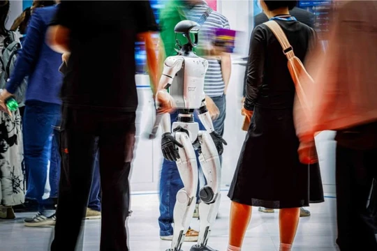 Khách tham quan tương tác với robot hình người AI của Unitree tại Hội nghị thượng đỉnh toàn cầu AI for Good của Liên minh Viễn thông Quốc tế (ITU) tại Geneva . Ảnh: SCMP.