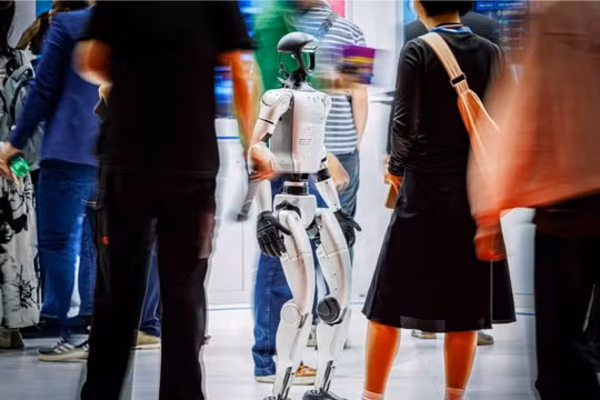 Khách tham quan tương tác với robot hình người AI của Unitree tại Hội nghị thượng đỉnh toàn cầu AI for Good của Liên minh Viễn thông Quốc tế (ITU) tại Geneva . Ảnh: SCMP.