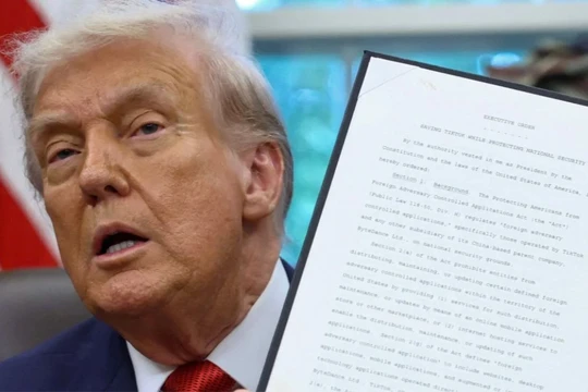 Tổng thống Donald Trump trình một sắc lệnh hành pháp đã ký về một thỏa thuận sẽ thoái vốn hoạt động của TikTok tại Mỹ khỏi chủ sở hữu. Ảnh: Reuters.