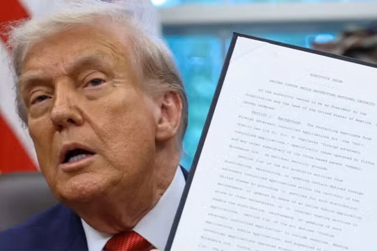 Tổng thống Donald Trump trình một sắc lệnh hành pháp đã ký về một thỏa thuận sẽ thoái vốn hoạt động của TikTok tại Mỹ khỏi chủ sở hữu. Ảnh: Reuters.