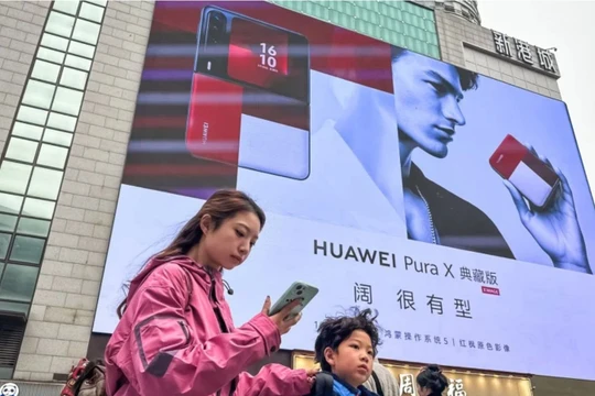Một biển quảng cáo giới thiệu điện thoại thông minh Huawei Pura X Classic Edition tại Trùng Khánh, Trung Quốc. Ảnh: SCMP.