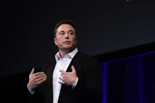 Elon Musk đảm nhiệm vị trí CEO của Tesla khi nó đang bên bờ vực phá sản. ảnh: Business Insider