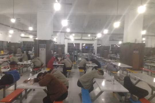 Công nhân kiệt sức sau giờ làm việc. Nguồn: China Labour Watch