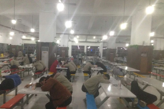 Công nhân kiệt sức sau giờ làm việc. Nguồn: China Labour Watch