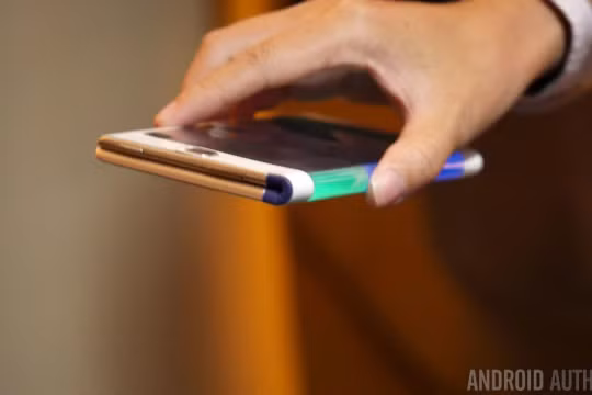 Concept điện thoại màn hình có thể gập lại của Lenovo. Nguồn ảnh: Android Authority