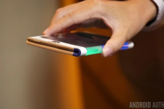 Concept điện thoại màn hình có thể gập lại của Lenovo. Nguồn ảnh: Android Authority