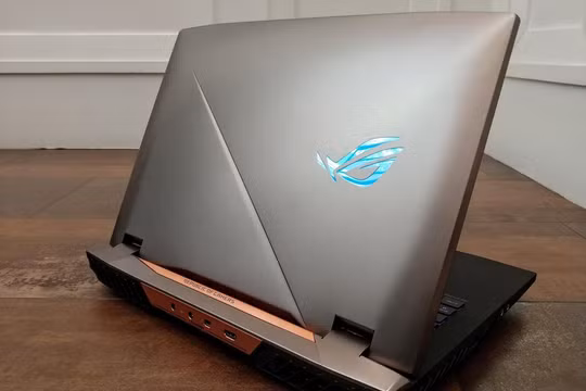 Asus ROG G703 là một trong những laptop đầu tiên sử dụng vi xử lý Core i9 của Intel. Nguồn: CNET