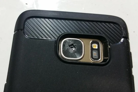 Mặt kính của camera chính trên vài mẫu smartphone cao cấp Galaxy S7 bị vỡ dù không bị ảnh hưởng bởi ngoại lực tác động lên bề mặt.