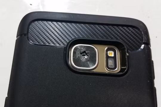 Mặt kính của camera chính trên vài mẫu smartphone cao cấp Galaxy S7 bị vỡ dù không bị ảnh hưởng bởi ngoại lực tác động lên bề mặt.