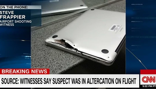 Chiếc MacBook Pro bị hư hỏng nặng sau phát súng.