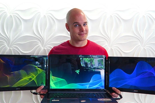 Chế siêu laptop Razer 3 màn hình chỉ với 300USD