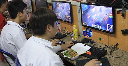 Món ăn chẳng có lợi, thậm chí còn gây hại cho sức khỏe mà game thủ Việt nào cũng mê đắm