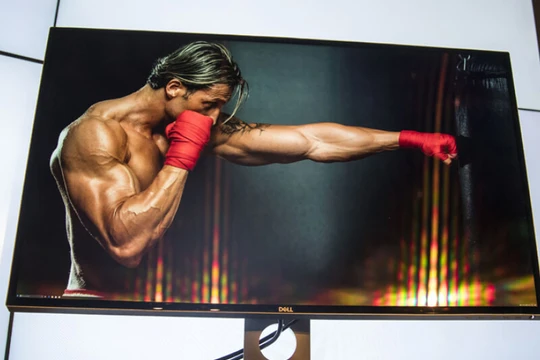 CES 2017: Dell giới thiệu màn hình 8K 32 inch