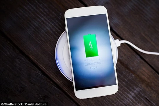 iPhone 8 sạc không dây nhờ phụ kiện hỗ trợ