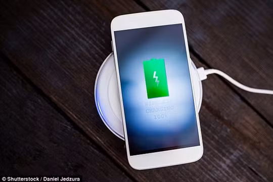 iPhone 8 sạc không dây nhờ phụ kiện hỗ trợ