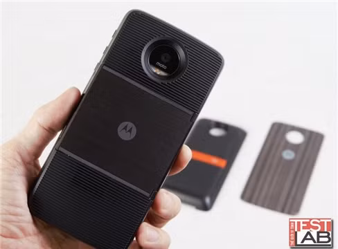 Insta-share Projector và JBL Soundboost: Phụ kiện đáng giá cho Moto Z