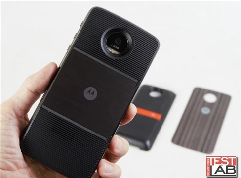 Insta-share Projector và JBL Soundboost: Phụ kiện đáng giá cho Moto Z